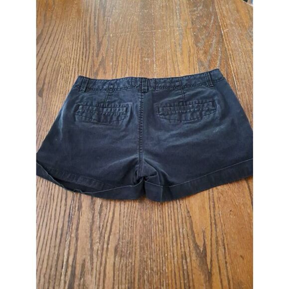 Size 6 Old Navy Black Favorite Khakis Perfect 3.5" Shorts with Pockets - Picture 2 of 2